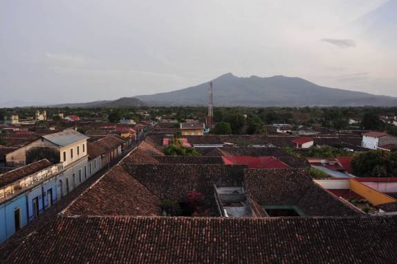 Os telhados da cidade e o vulcão ao fundo, vistos do alto da Igreja La Merced, em Granada, na Nicarágua